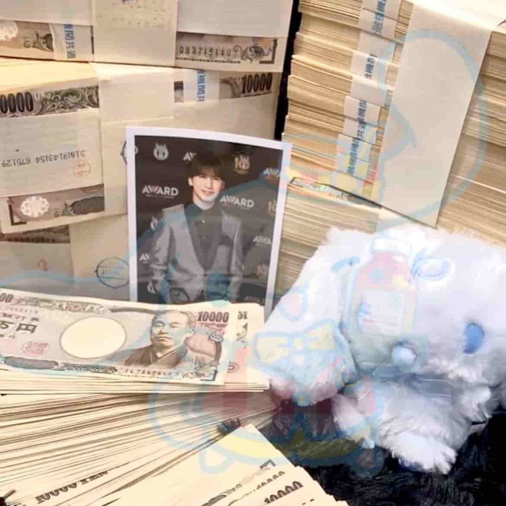 977F5BF8-E1C9-41B2-9F5B-A9C82E5AD84E 1 - 競艇お姉さんありさちゃん! 競艇お姉さんありさちゃんの推しと札束のキャプション